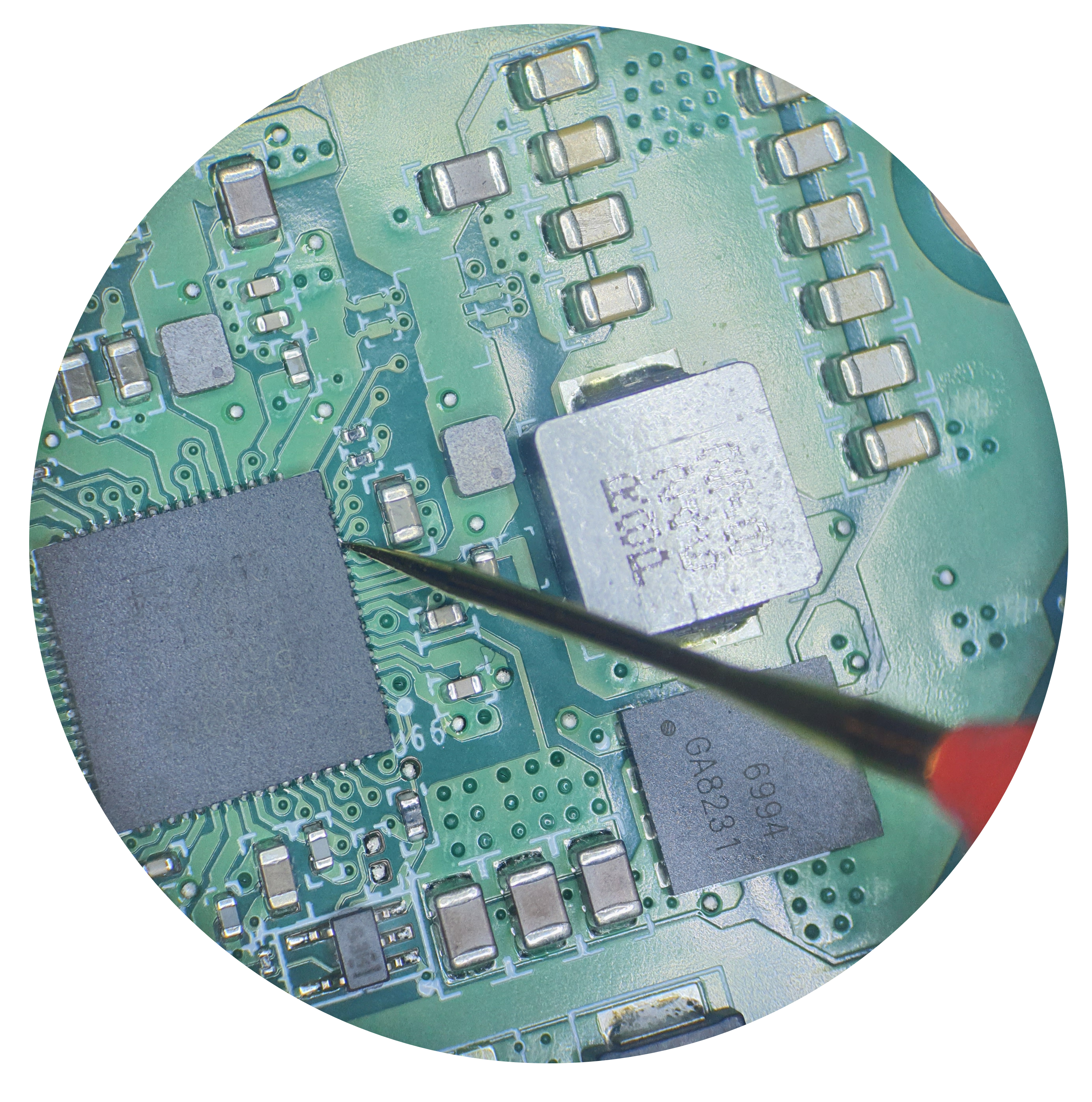 Carte électronique observée au microscope